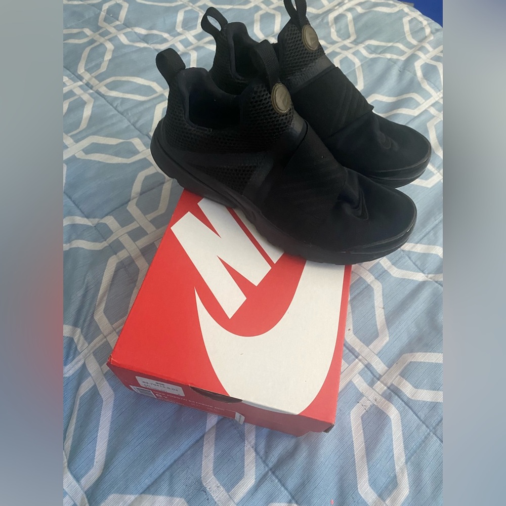Size 6youth slide sneaker Nike